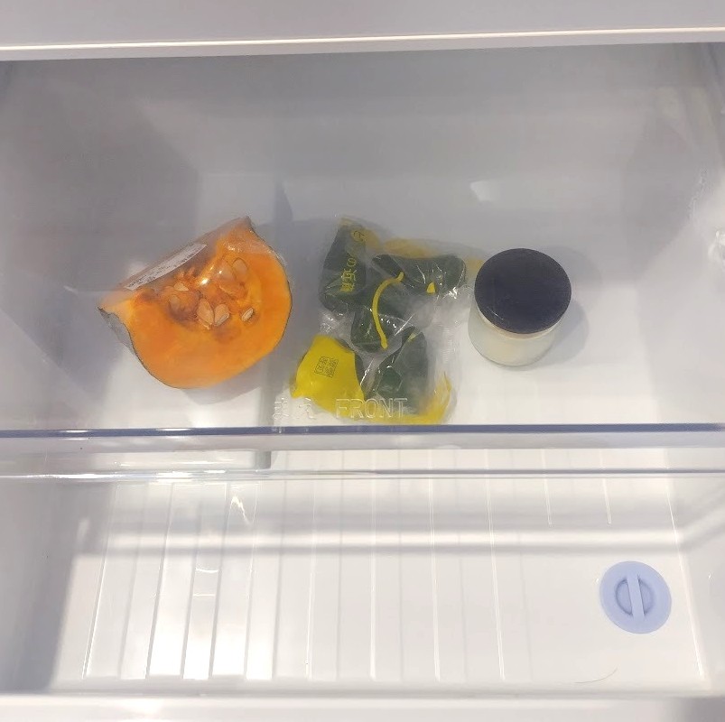 野菜室の透明トレー越しに写真撮影。下にあるの食材もよく見える。