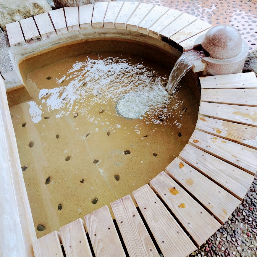 大津市の公設足湯広場。お湯が流れる屋外の足湯スポット