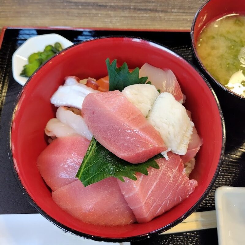卸売市場食堂の本マグロ入り海鮮丼。ネタが分厚く食べ応え十分